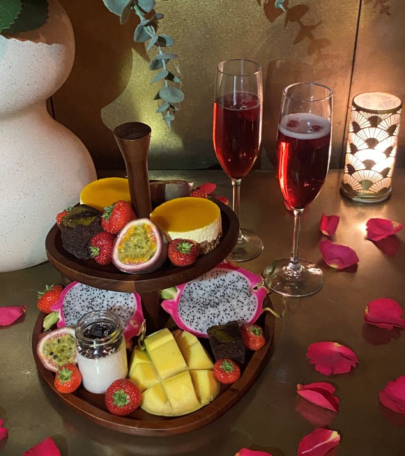 Fruits platter with 2 wine glasses